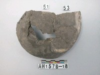 藏品(灰黑色夾砂陶片)的圖片